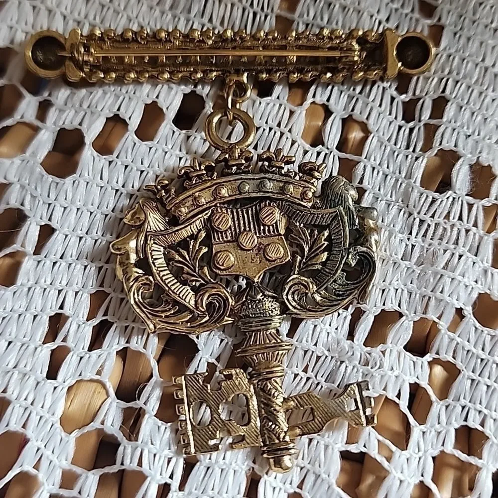 Vintage Gold Brooch with Bar & Intricate Key Design